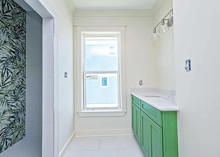 Breezy Shores East 7 Bedroom Holiday home *